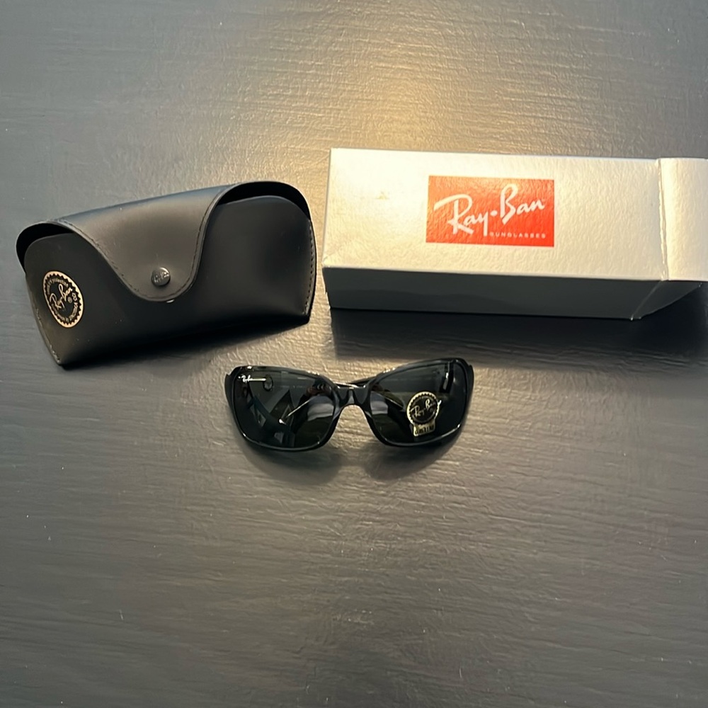 NWT Ray Ban sunglasses. Black frame with green lenses.